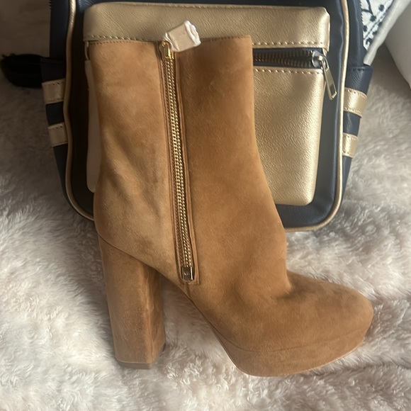 Michael Kors, shoes color tan, new never used, leather, very elegant, Size 5. - Picture 3 of 4